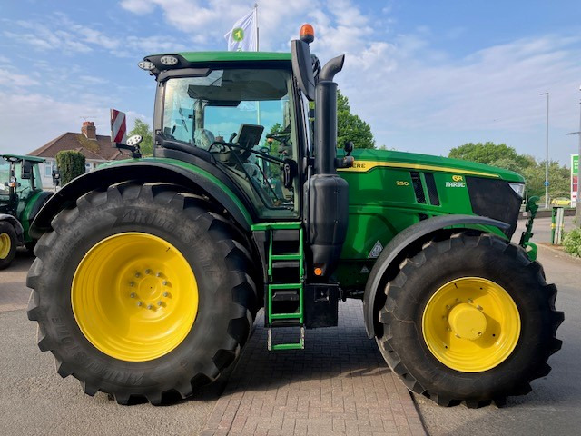 John Deere 6R 250 - Tractor: foto 5 John Deere 6R 250 - Tractor: foto 5