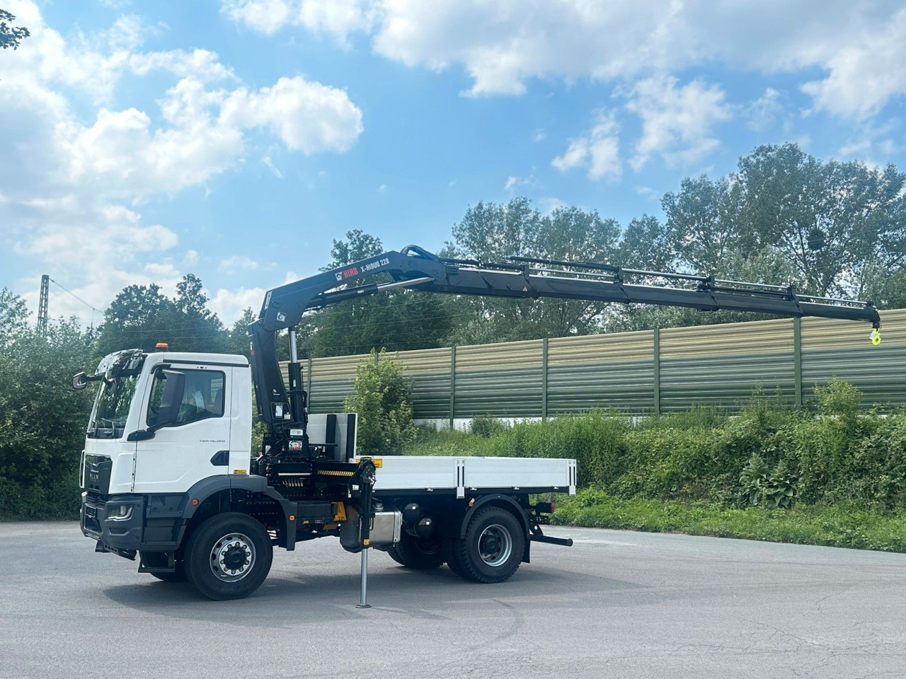 MAN TGM 18.320 4x4 Euro 6e Pritsche Hiab 228-4 Kran - Camión caja abierta, Camión grúa: foto 2 MAN TGM 18.320 4x4 Euro 6e Pritsche Hiab 228-4 Kran - Camión caja abierta, Camión grúa: foto 2
