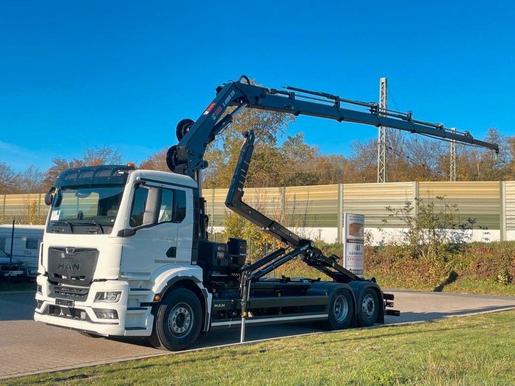 MAN TGS 26.470 6x2 Abrollkipper + Kran Hiab 228-6 - Camión multibasculante, Camión grúa: foto 1 MAN TGS 26.470 6x2 Abrollkipper + Kran Hiab 228-6 - Camión multibasculante, Camión grúa: foto 1