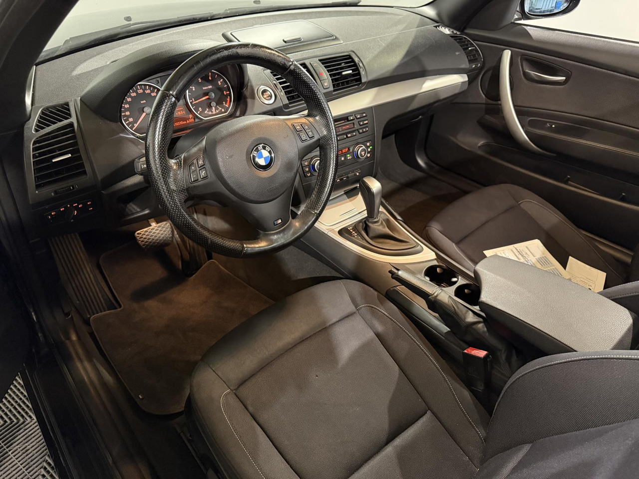 BMW | 1-serie Cabrio | 118i High Executive | 2009 | 114.310 km | 43HZT4 | Logisch - Coche: foto 3 BMW | 1-serie Cabrio | 118i High Executive | 2009 | 114.310 km | 43HZT4 | Logisch - Coche: foto 3