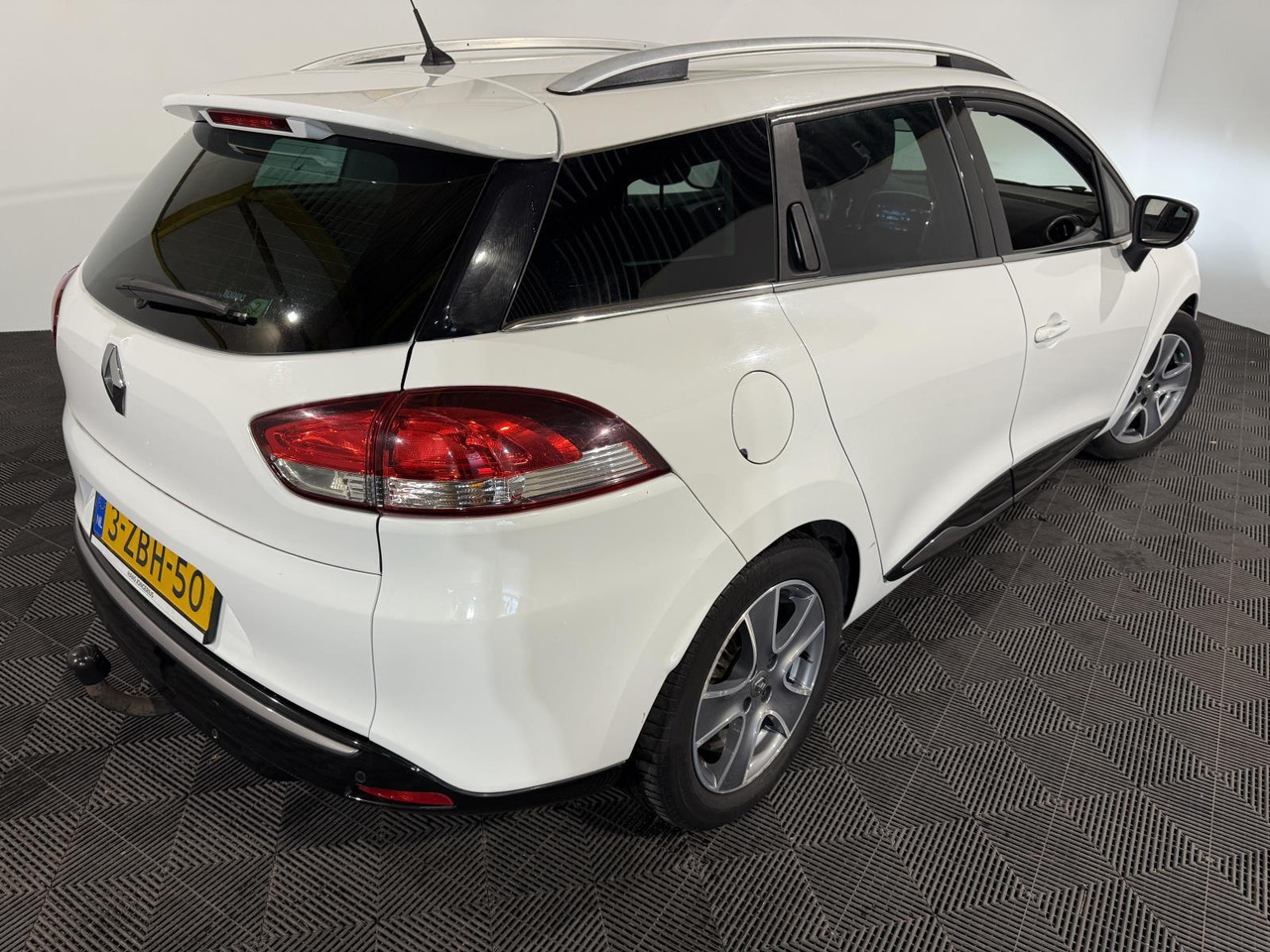 Renault | Clio Estate | 0.9 TCe Night&Day | 2014 | 176.858 km | 3ZBH50 | Logisch - Coche: foto 3 Renault | Clio Estate | 0.9 TCe Night&Day | 2014 | 176.858 km | 3ZBH50 | Logisch - Coche: foto 3