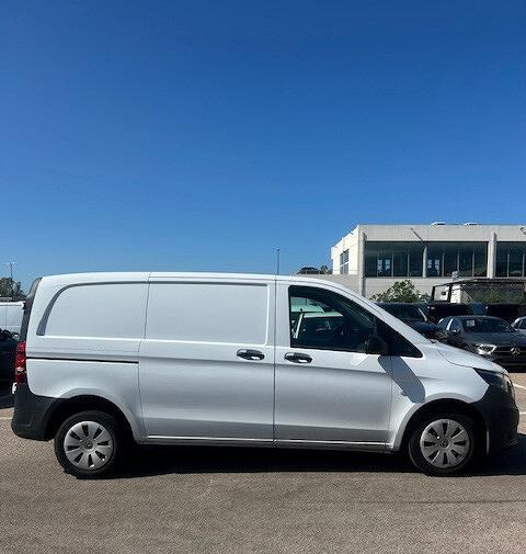 Foto del interior 1: Furgón Mercedes-Benz VITO FURGONE 114 Traz Ant