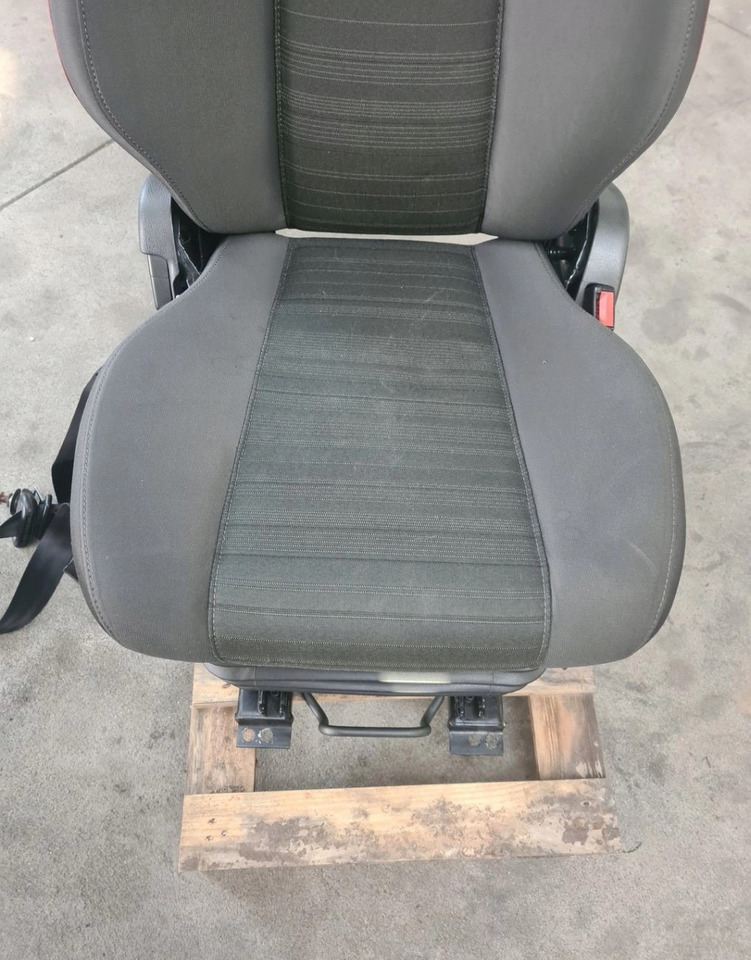 FOTEL PASAŻERA PRAWY PNEUMATYCZNY NISKA PODSTAWA VOLVO FH 4 FM 4 - Asiento: foto 3 FOTEL PASAŻERA PRAWY PNEUMATYCZNY NISKA PODSTAWA VOLVO FH 4 FM 4 - Asiento: foto 3
