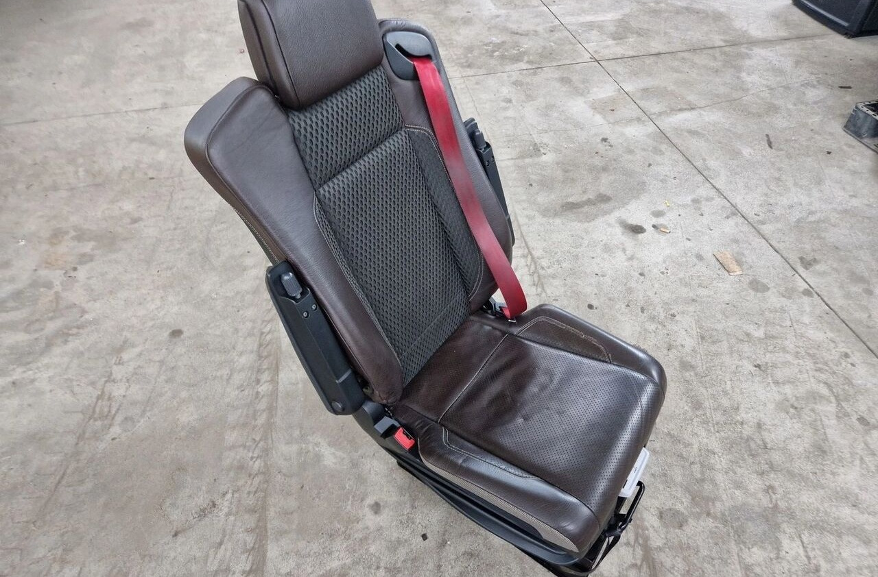 Renault SIEDZENIE KIEROWCY Renault GAMA T C K - Asiento para Camión: foto 3 Renault SIEDZENIE KIEROWCY Renault GAMA T C K - Asiento para Camión: foto 3