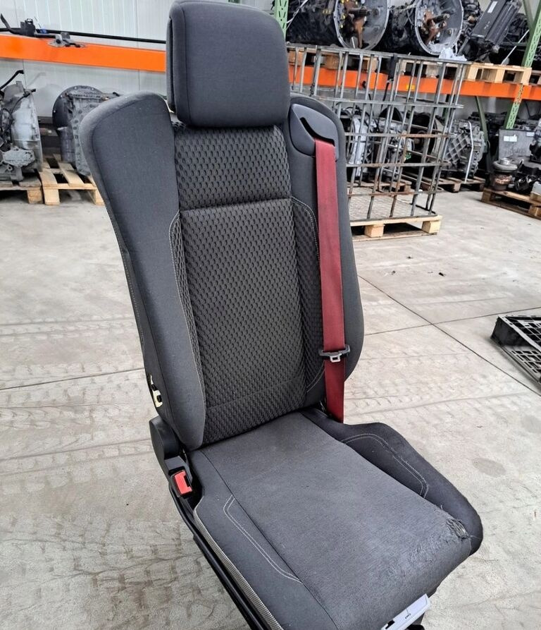 Renault SIEDZENIE KIEROWCY Renault RANGE GAMA T C K - Asiento para Camión: foto 2 Renault SIEDZENIE KIEROWCY Renault RANGE GAMA T C K - Asiento para Camión: foto 2
