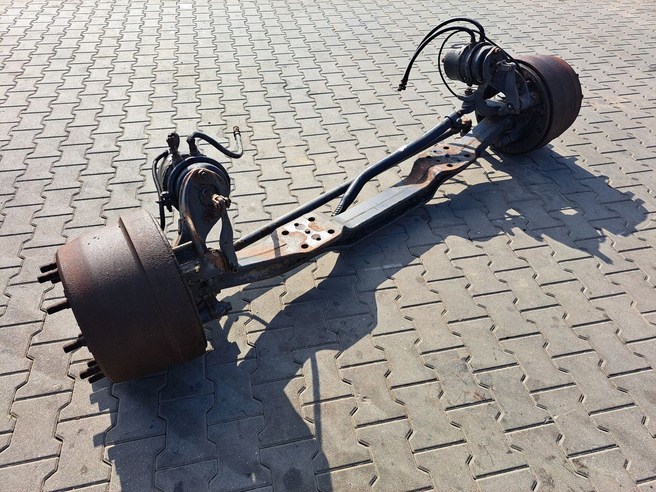 VOLVO BELKA OŚ PRZEDNIA ZWROTNICE BĘBNY PIASTY VOLVO FH FM 9 12 13 16 - Eje delantero para Camión: foto 2 VOLVO BELKA OŚ PRZEDNIA ZWROTNICE BĘBNY PIASTY VOLVO FH FM 9 12 13 16 - Eje delantero para Camión: foto 2