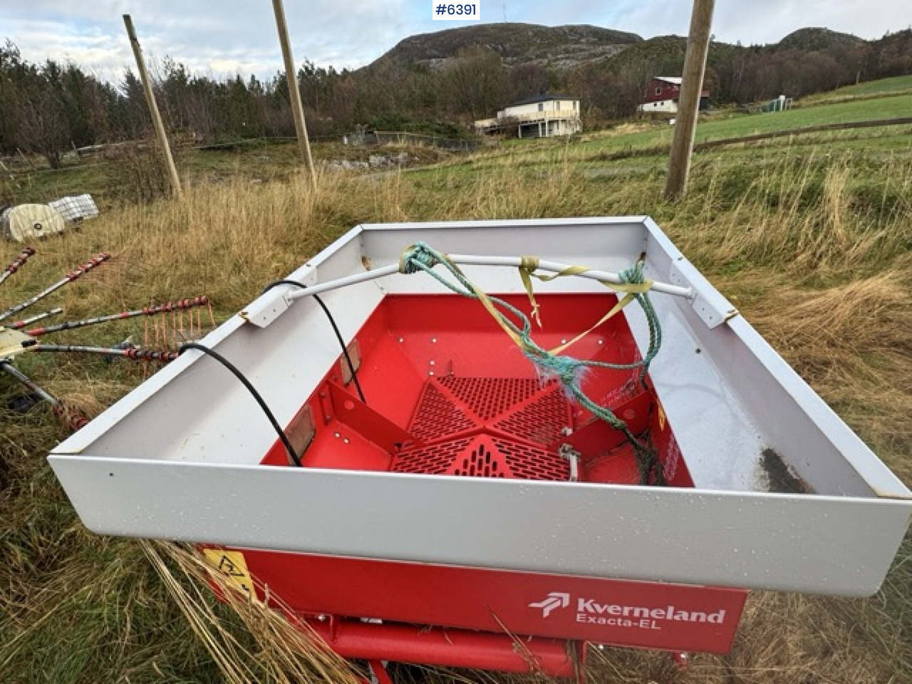 2016 Kverneland fertilizer spreader. Repair object. - Esparcidor de fertilizantes: foto 2 2016 Kverneland fertilizer spreader. Repair object. - Esparcidor de fertilizantes: foto 2