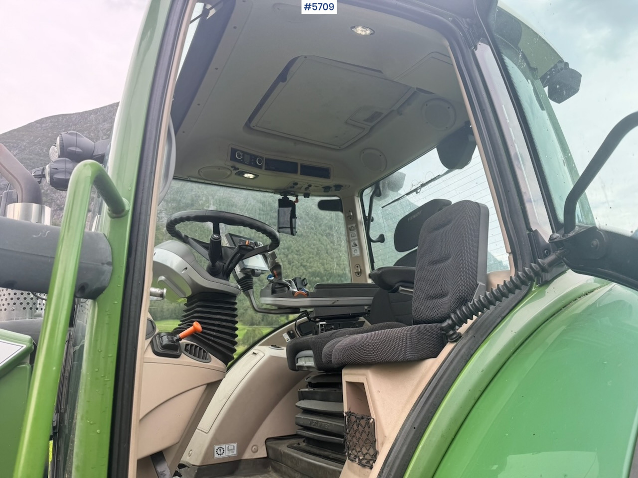 Tractor 2017 Fendt 724 Vario w/ GPS, Front PTO, Loader and hydraulics.: foto 30 Tractor 2017 Fendt 724 Vario w/ GPS, Front PTO, Loader and hydraulics.: foto 30