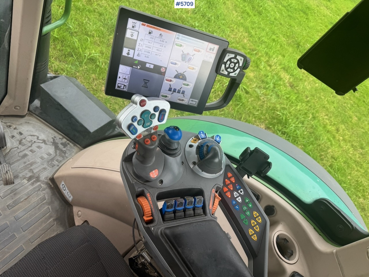Tractor 2017 Fendt 724 Vario w/ GPS, Front PTO, Loader and hydraulics.: foto 40 Tractor 2017 Fendt 724 Vario w/ GPS, Front PTO, Loader and hydraulics.: foto 40