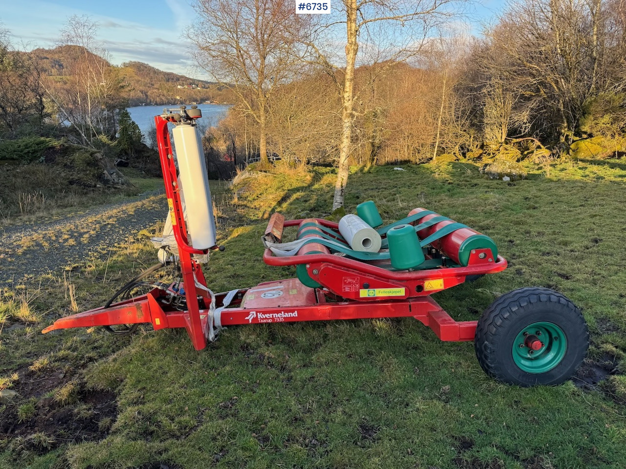 Kverneland Taarup 7335 Round Bale Wrapper - Maquinaria de henificación: foto 1 Kverneland Taarup 7335 Round Bale Wrapper - Maquinaria de henificación: foto 1