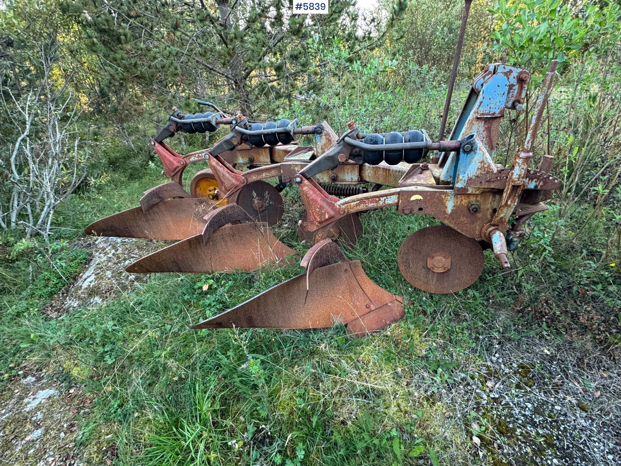 Øverum 3-furrow plow - Equipo para trabajo del suelo: foto 1 Øverum 3-furrow plow - Equipo para trabajo del suelo: foto 1
