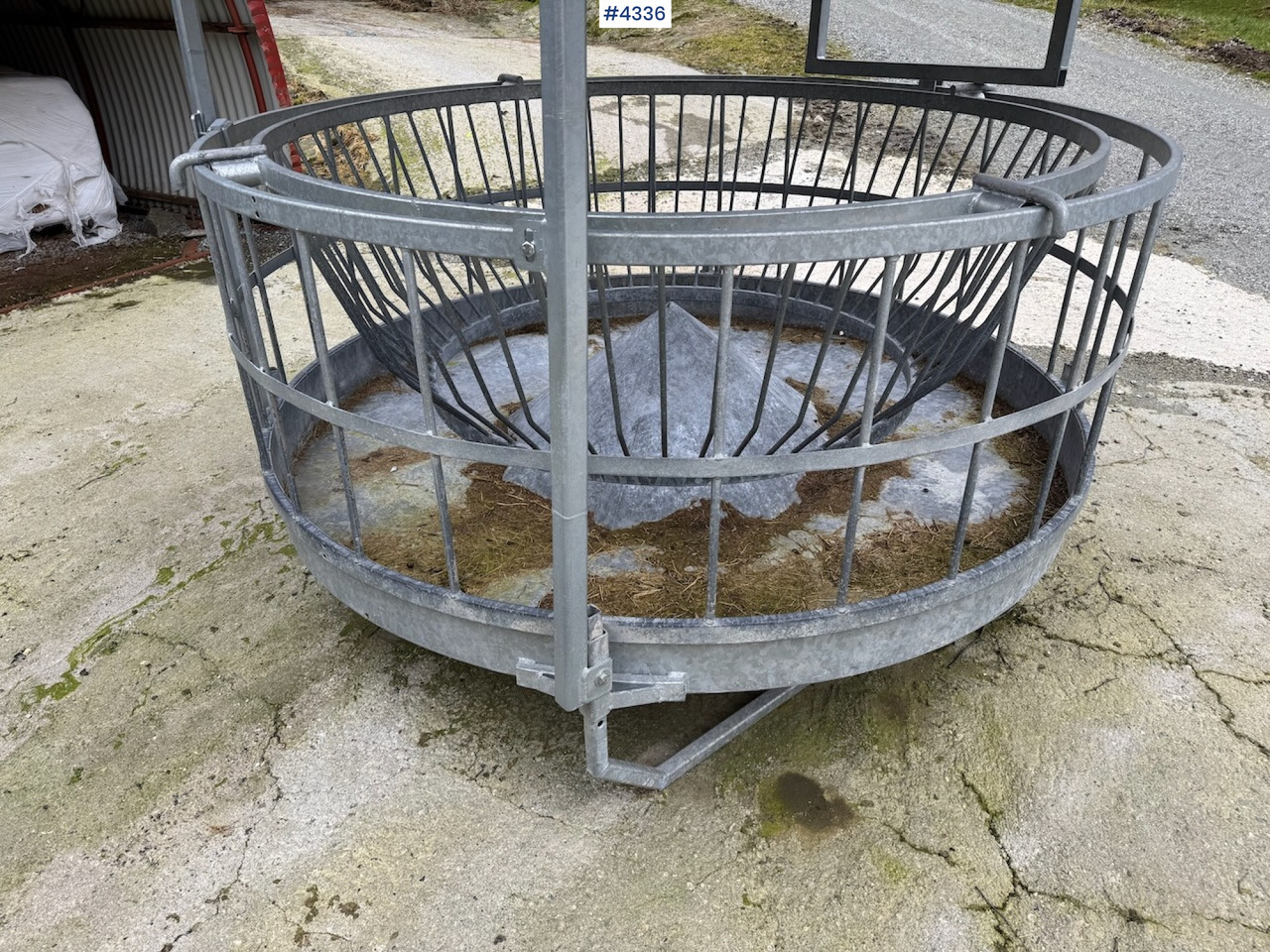 Round bale feeder for sheep - Maquinaria ganadera: foto 2 Round bale feeder for sheep - Maquinaria ganadera: foto 2