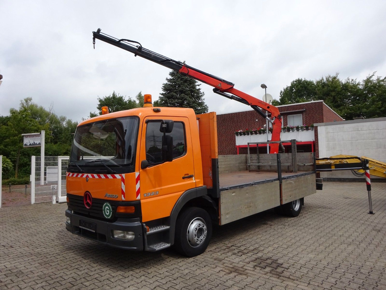 Mercedes-Benz 1323 Atego Pritsche + PK 9501 Kran 4x2 - Camión caja abierta, Camión grúa: foto 2 Mercedes-Benz 1323 Atego Pritsche + PK 9501 Kran 4x2 - Camión caja abierta, Camión grúa: foto 2