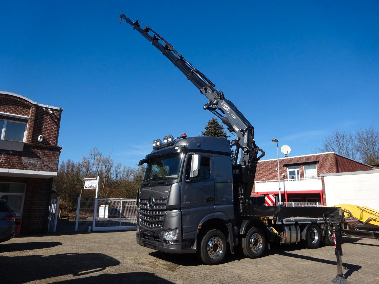 Mercedes-Benz 3453 Plattform + Fassi F820 Kran 8x2 Mercedes-Benz 3453 FASSI F820 Kran 8x Hydr. Ausschub - Camión grúa, Camión caja abierta: foto 1 Mercedes-Benz 3453 Plattform + Fassi F820 Kran 8x2 Mercedes-Benz 3453 FASSI F820 Kran 8x Hydr. Ausschub - Camión grúa, Camión caja abierta: foto 1
