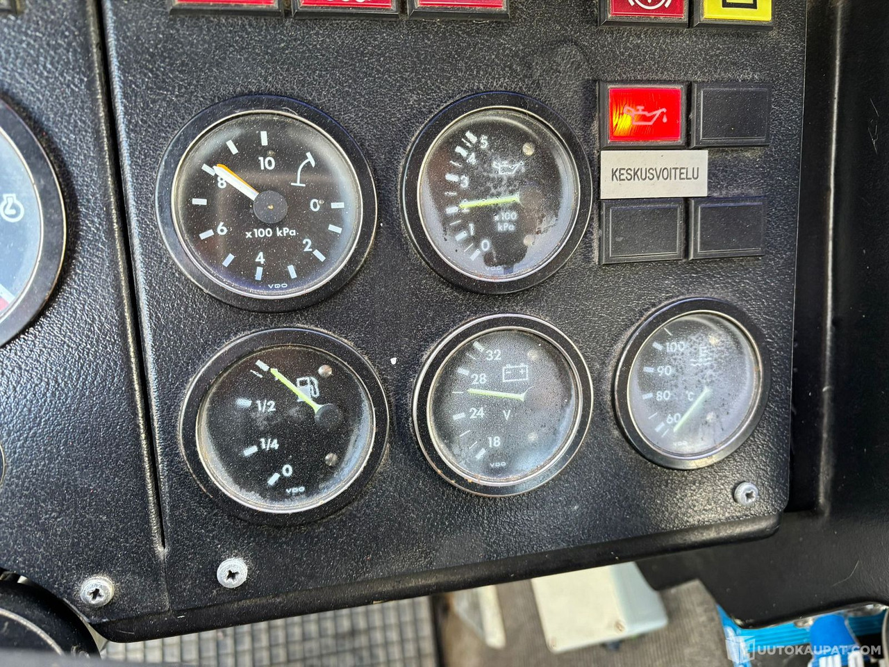 Camión cisterna Sisu säiliöauto, 1983, Vantaa: foto 11 Camión cisterna Sisu säiliöauto, 1983, Vantaa: foto 11