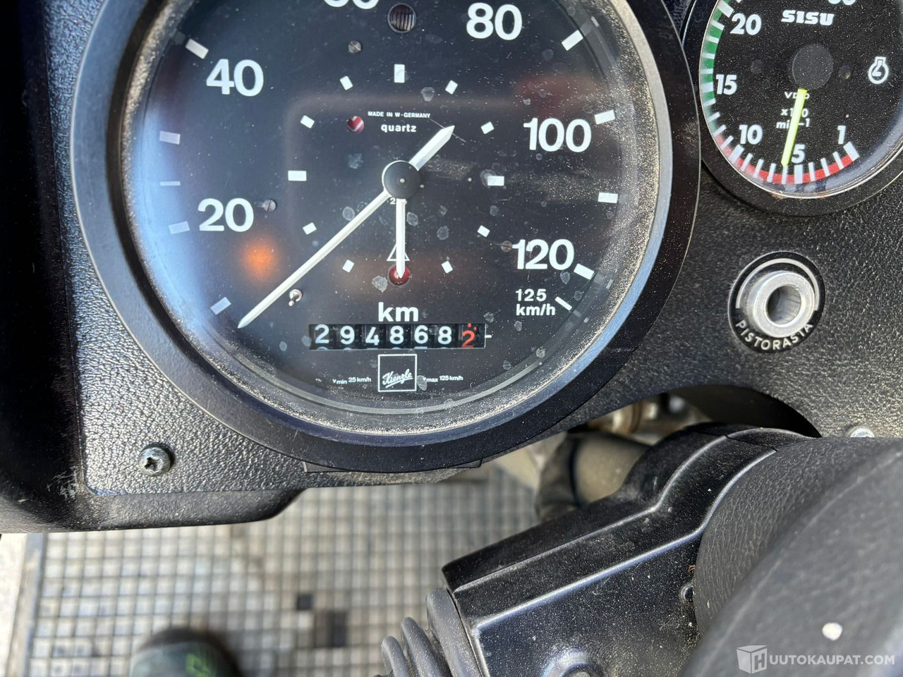 Camión cisterna Sisu säiliöauto, 1983, Vantaa: foto 12 Camión cisterna Sisu säiliöauto, 1983, Vantaa: foto 12