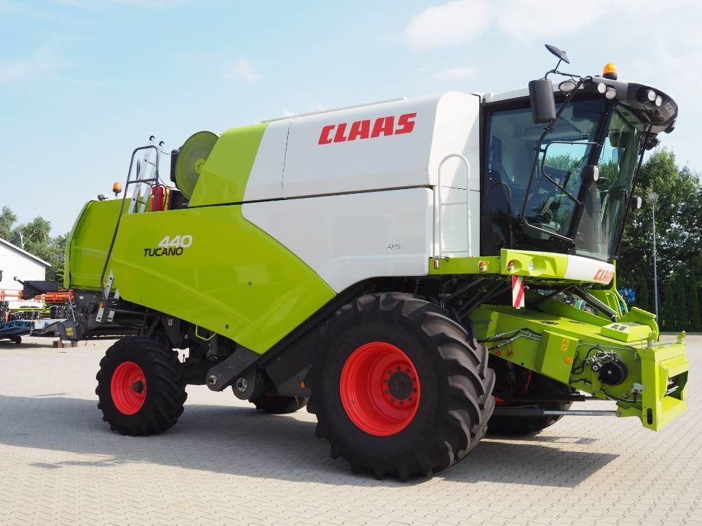 Claas Tucano 440 + V620 - Cosechadora de granos: foto 4 Claas Tucano 440 + V620 - Cosechadora de granos: foto 4