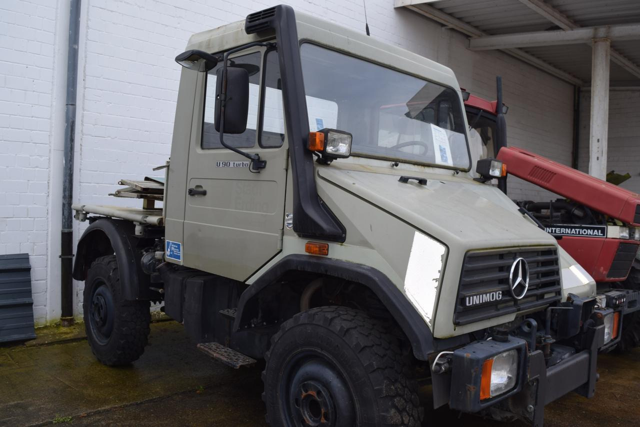 Mercedes-Benz Unimog U 90 - Tractor: foto 2 Mercedes-Benz Unimog U 90 - Tractor: foto 2
