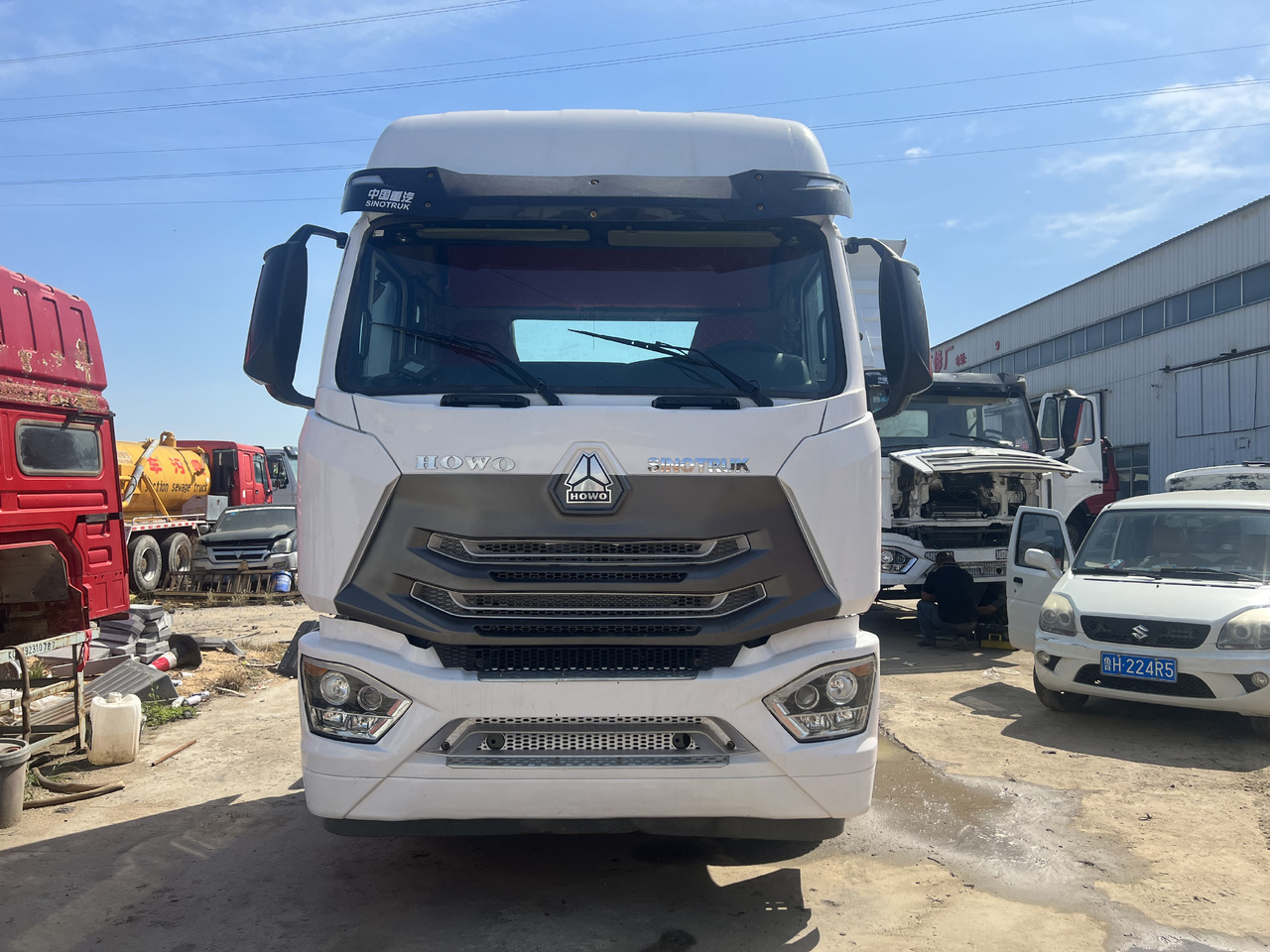 SINOTRUK HOWO trailer head - Cabeza tractora: foto 2 SINOTRUK HOWO trailer head - Cabeza tractora: foto 2