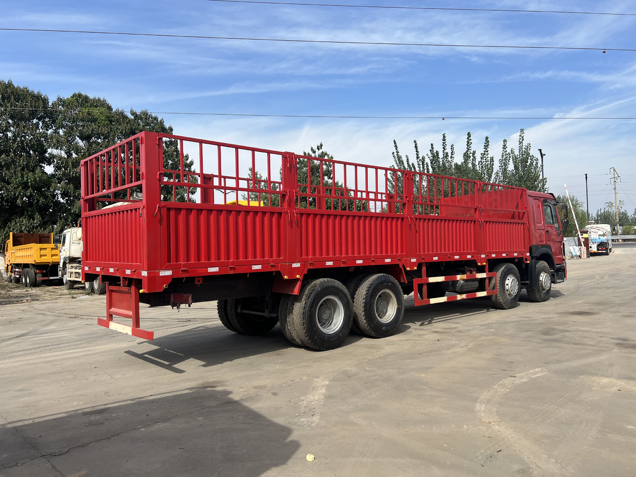 SINOTRUK HOWO 8*4 Fence Truck - Camión: foto 2 SINOTRUK HOWO 8*4 Fence Truck - Camión: foto 2