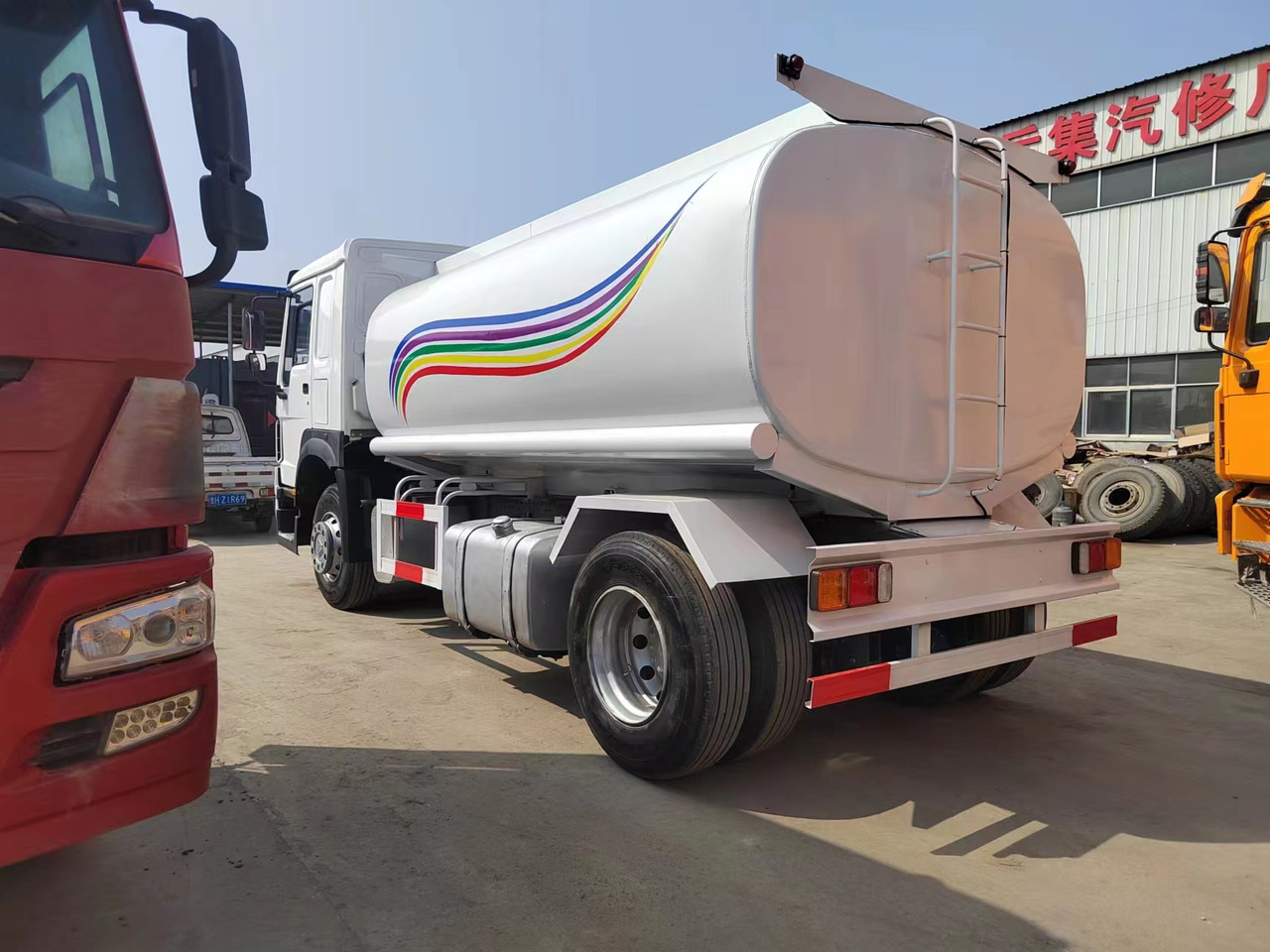 SINOTRUK HOWO - Camión cisterna: foto 3 SINOTRUK HOWO - Camión cisterna: foto 3