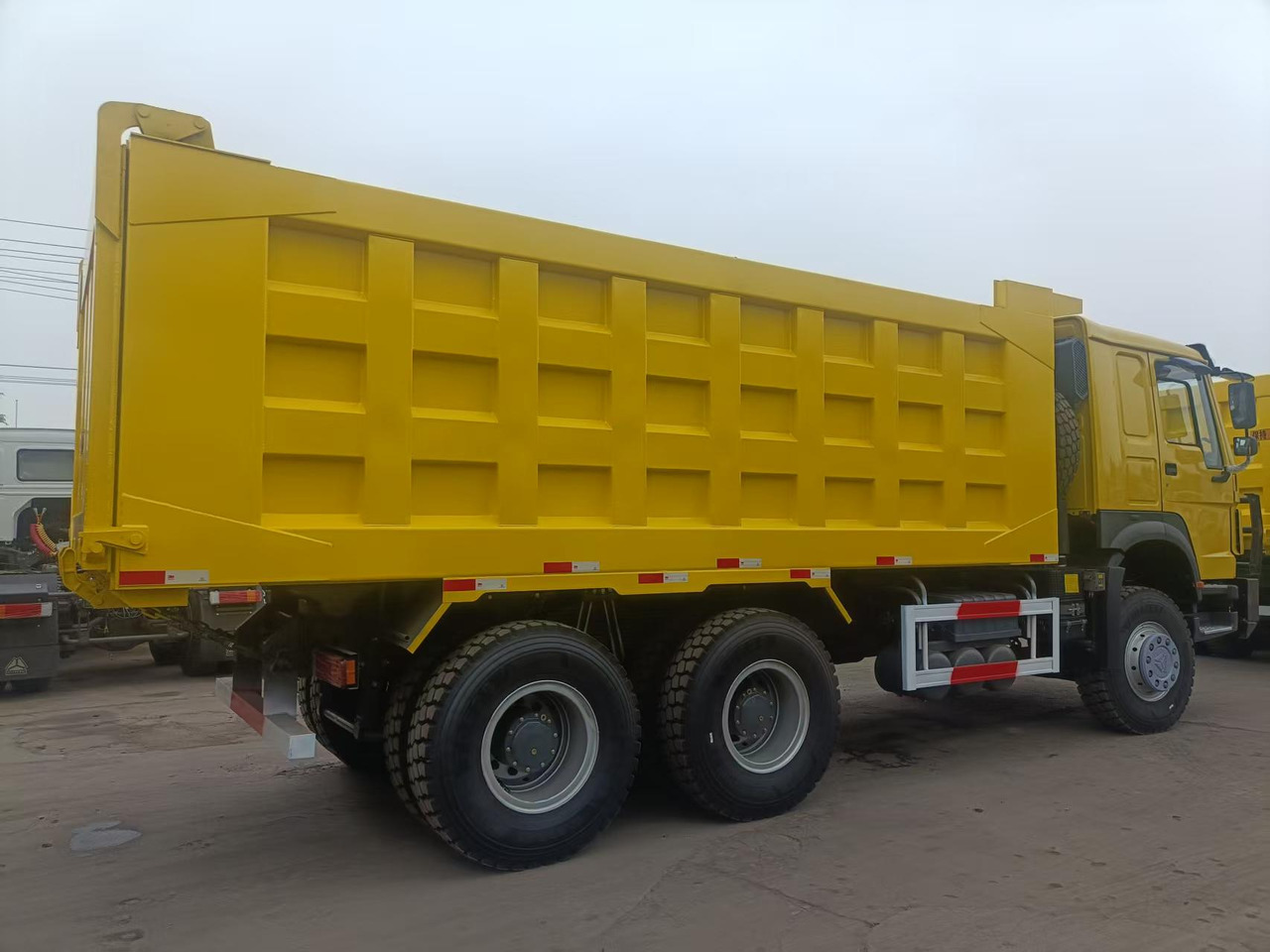 SINOTRUK HOWO - Camión volquete: foto 4 SINOTRUK HOWO - Camión volquete: foto 4