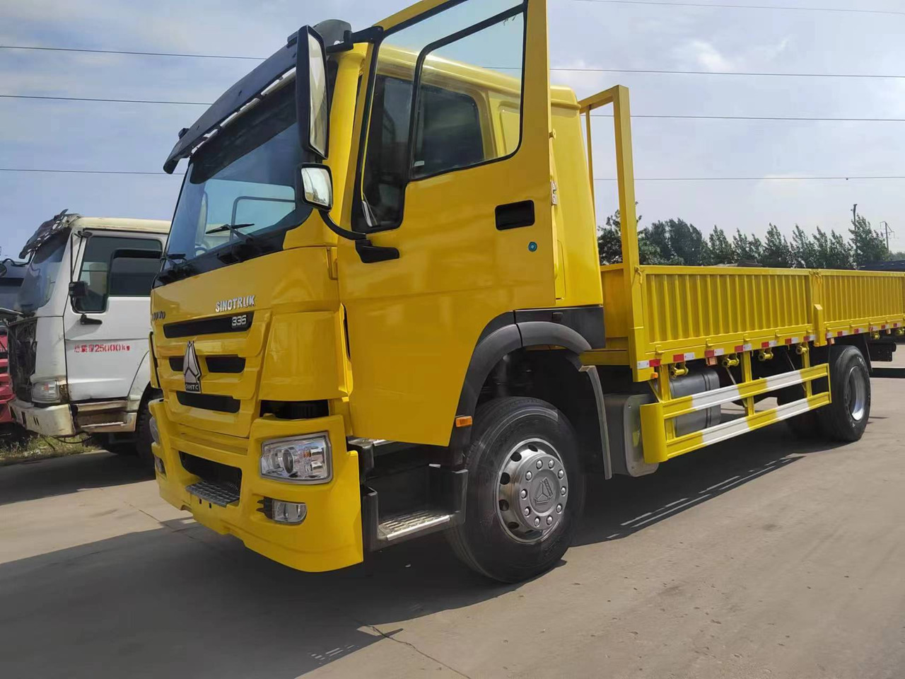 SINOTRUK HOWO - Camión volquete: foto 1 SINOTRUK HOWO - Camión volquete: foto 1