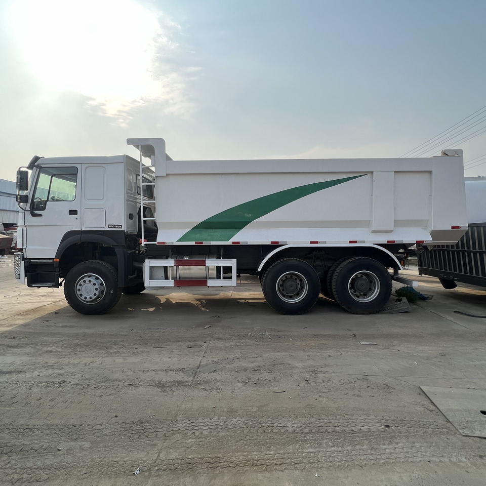 SINOTRUK HOWO - Camión caja cerrada: foto 1 SINOTRUK HOWO - Camión caja cerrada: foto 1