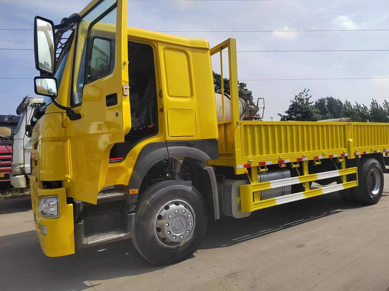 SINOTRUK HOWO - Camión volquete: foto 3 SINOTRUK HOWO - Camión volquete: foto 3