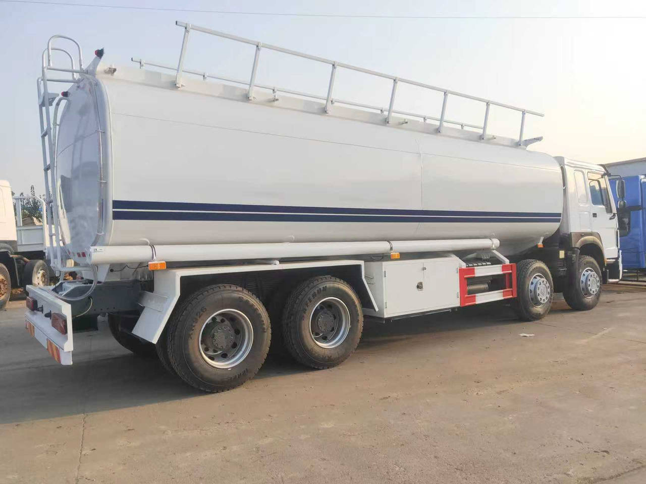 SINOTRUK HOWO Fuel Tank - Camión cisterna: foto 3 SINOTRUK HOWO Fuel Tank - Camión cisterna: foto 3