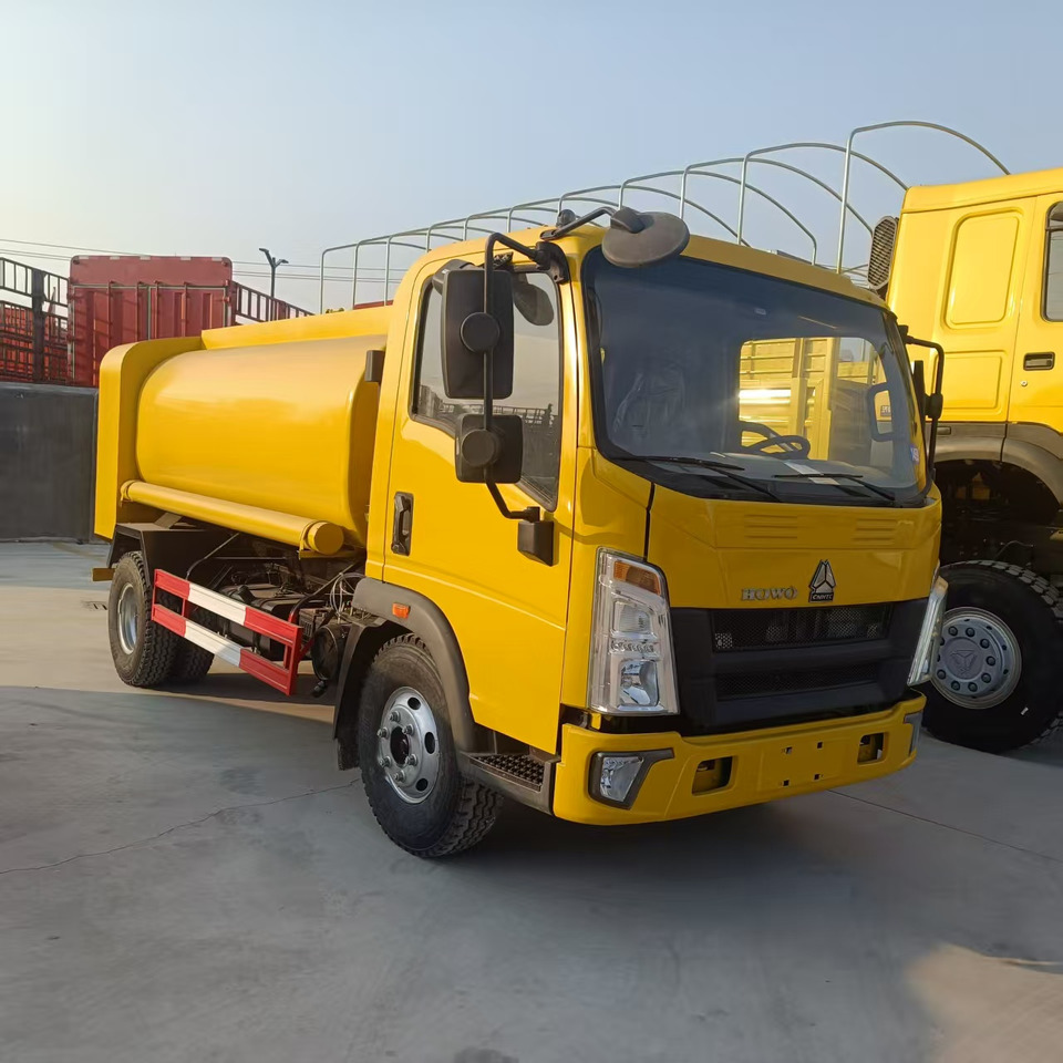 SINOTRUK Tanker truck - Camión cisterna: foto 1 SINOTRUK Tanker truck - Camión cisterna: foto 1