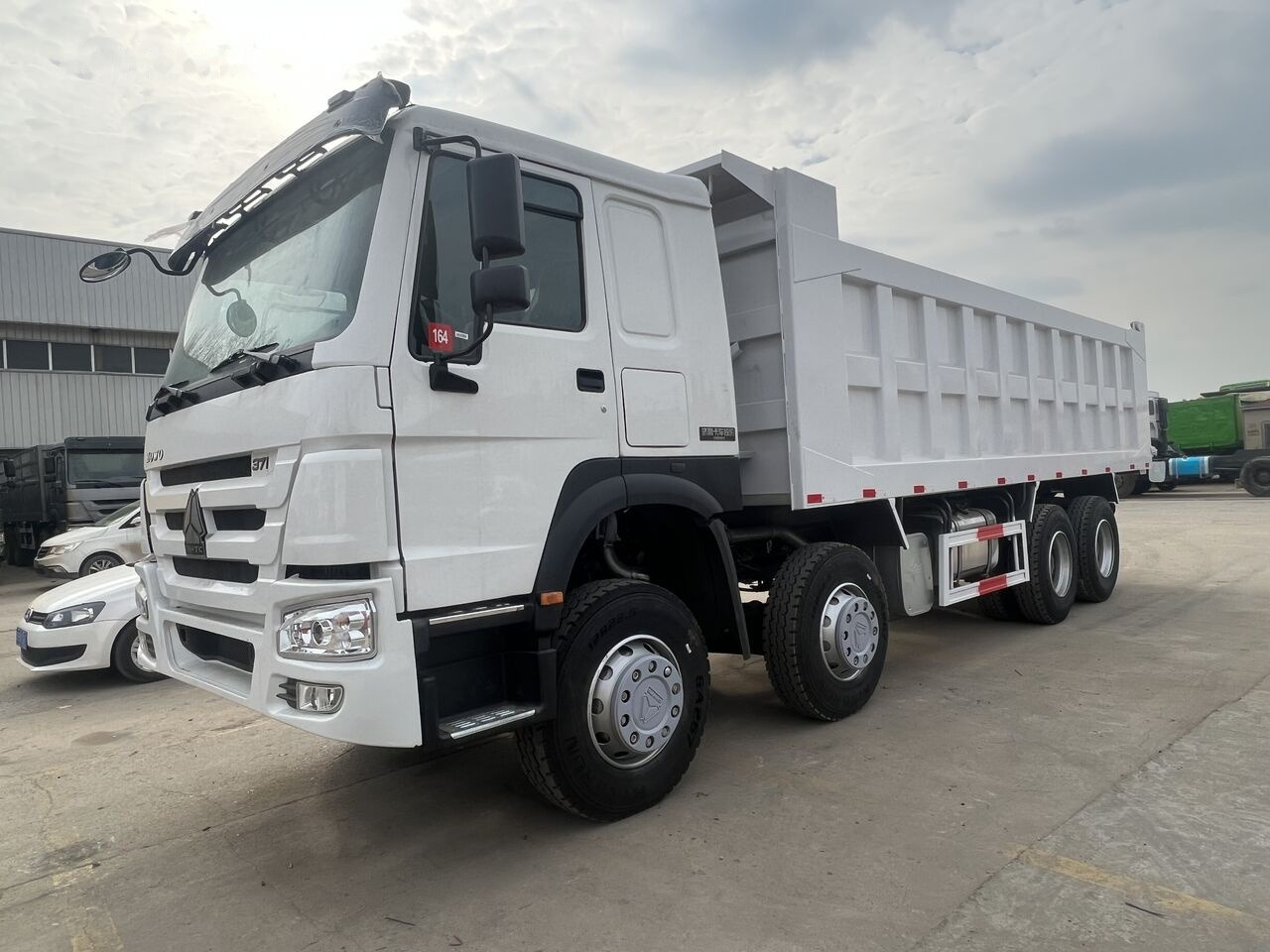 Sinotruk Howo 8*4 - Camión volquete: foto 5 Sinotruk Howo 8*4 - Camión volquete: foto 5