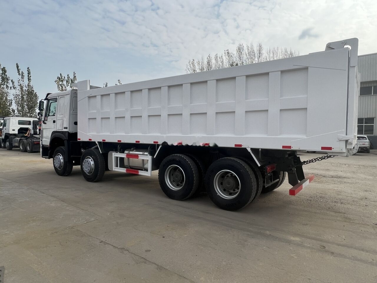 Sinotruk Howo 8*4 - Camión volquete: foto 1 Sinotruk Howo 8*4 - Camión volquete: foto 1