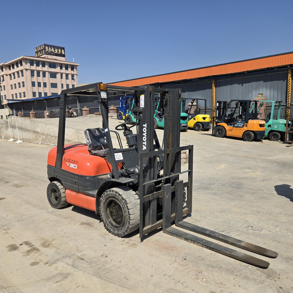 Toyota FD30 - Carretilla elevadora diésel: foto 1 Toyota FD30 - Carretilla elevadora diésel: foto 1