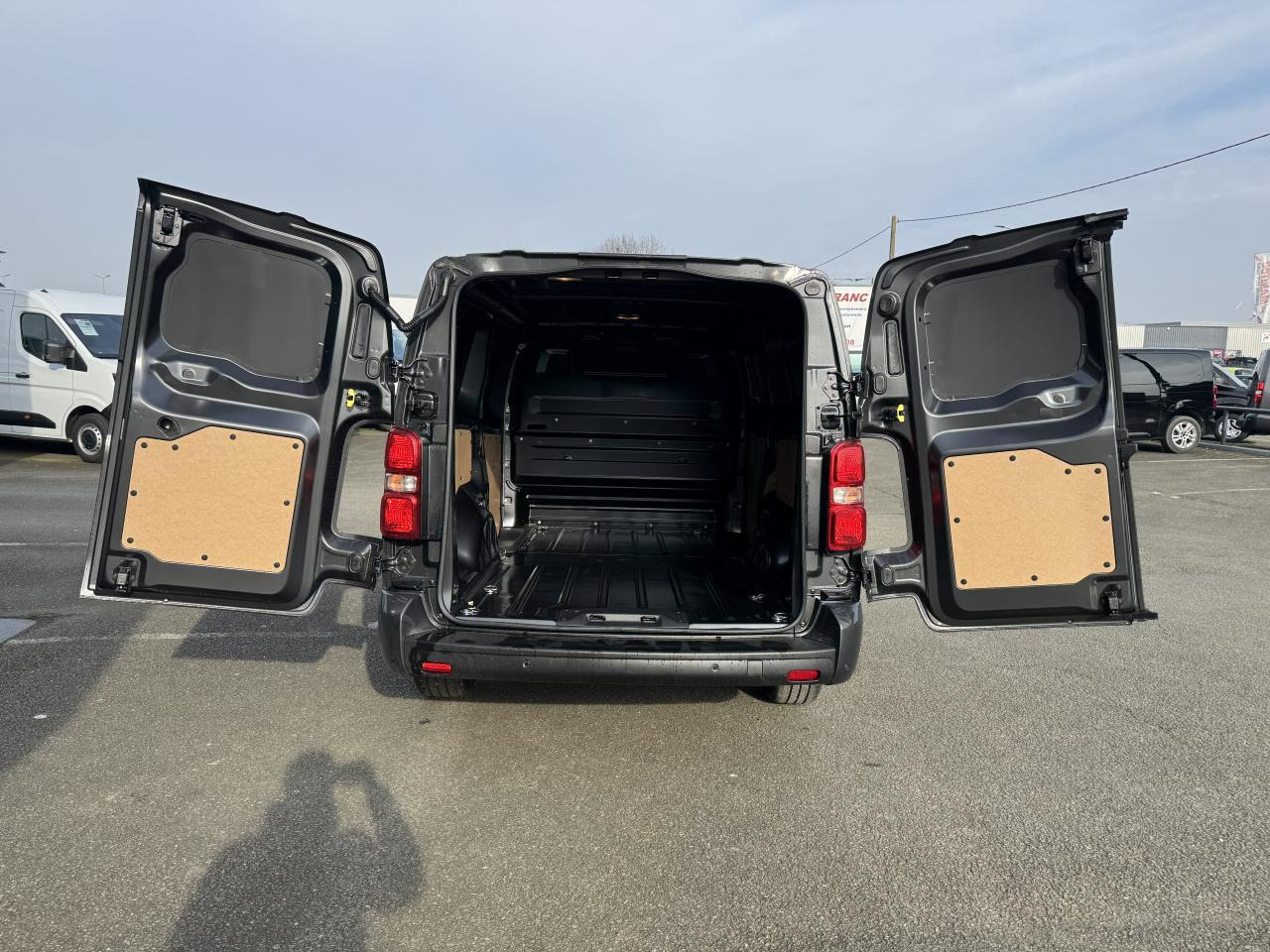Citroen Jumpy M 2.0 BlueHDi 180CH EAT8 PACK LOOK - Furgoneta pequeña: foto 3 Citroen Jumpy M 2.0 BlueHDi 180CH EAT8 PACK LOOK - Furgoneta pequeña: foto 3