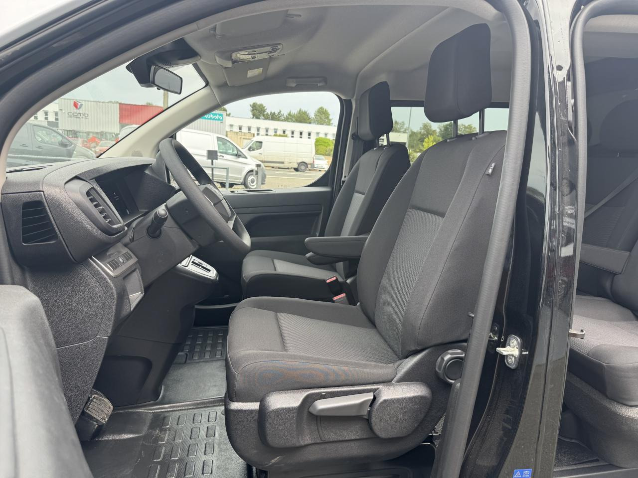 Citroen Jumpy XL 2.0 BLUEHDI 180CH S&S CABINE APPROFONDIE FIXE EAT8 5 PLACES - Furgoneta combi: foto 4 Citroen Jumpy XL 2.0 BLUEHDI 180CH S&S CABINE APPROFONDIE FIXE EAT8 5 PLACES - Furgoneta combi: foto 4