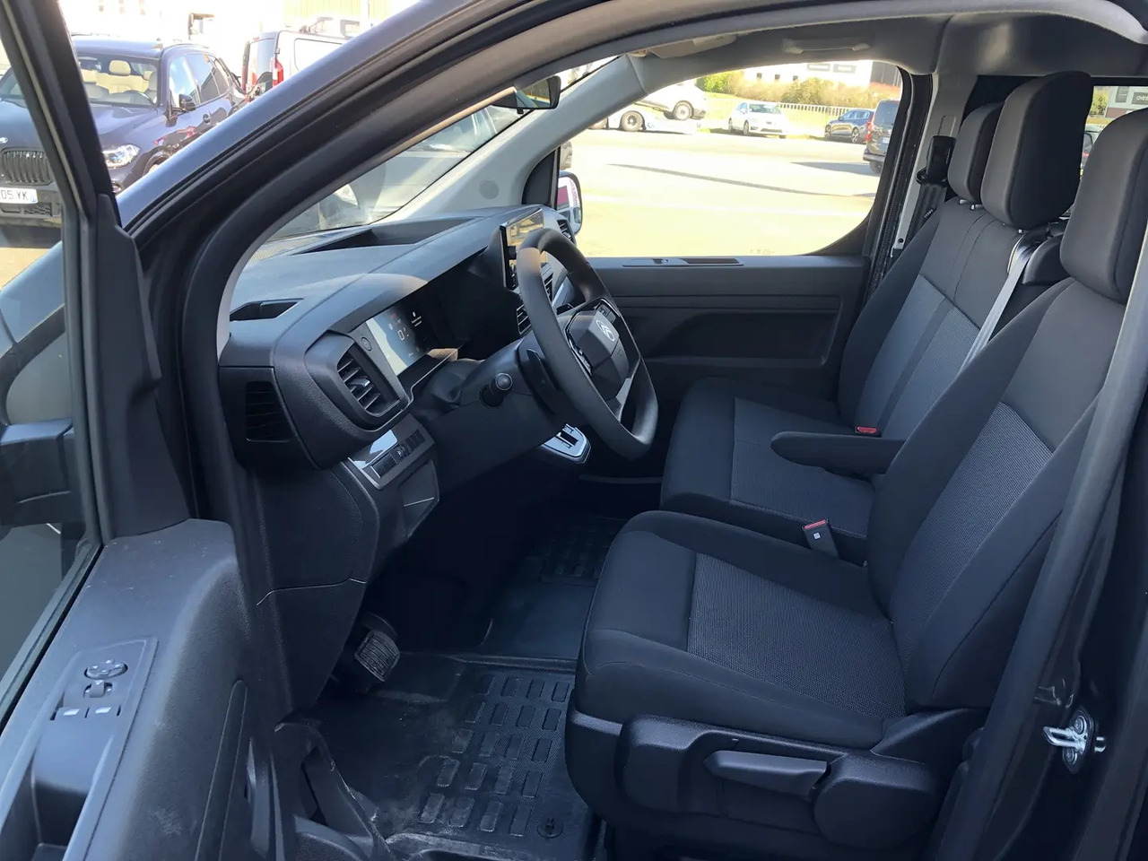 Citroen Jumpy XL 2.0 BLUEHDI 180CH S&S CABINE APPROFONDIE FIXE PACK PREMIUM CONNECT EAT8 - Furgoneta combi: foto 5 Citroen Jumpy XL 2.0 BLUEHDI 180CH S&S CABINE APPROFONDIE FIXE PACK PREMIUM CONNECT EAT8 - Furgoneta combi: foto 5
