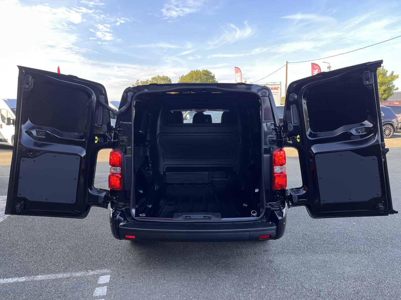 Furgoneta combi FIAT Scudo XL 2.0 BlueHDi - 180 S&S - BVA Cabine Approfondie 6 PLACES: foto 9 Furgoneta combi FIAT Scudo XL 2.0 BlueHDi - 180 S&S - BVA Cabine Approfondie 6 PLACES: foto 9