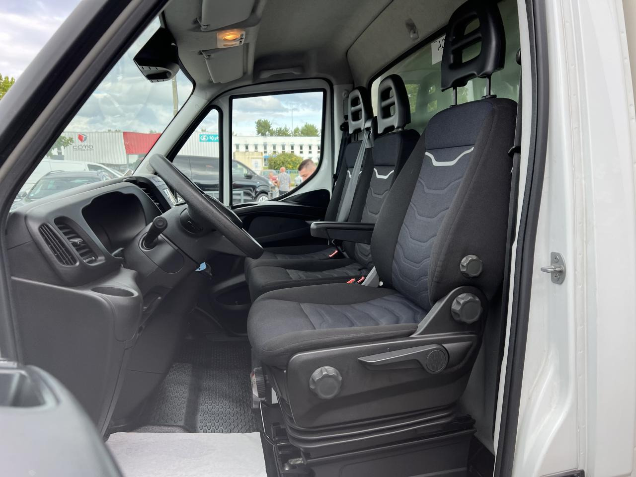 IVECO Daily 35C16 CAISSE HAYON 20M3 RJ 3.0L 160CH - Furgoneta caja cerrada: foto 5 IVECO Daily 35C16 CAISSE HAYON 20M3 RJ 3.0L 160CH - Furgoneta caja cerrada: foto 5
