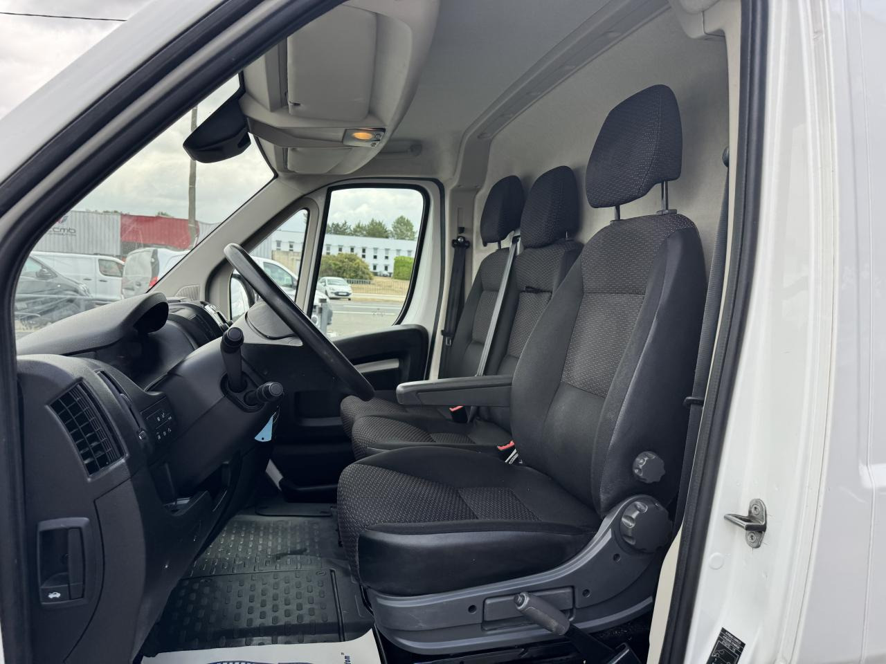 PEUGEOT Boxer Asphalt 333 L2H2 2.2 BlueHDi S&S - 120 III FOURGON TOLE Fourgon Tolé 333 L2H2 PHAS - Furgón: foto 4 PEUGEOT Boxer Asphalt 333 L2H2 2.2 BlueHDi S&S - 120 III FOURGON TOLE Fourgon Tolé 333 L2H2 PHAS - Furgón: foto 4