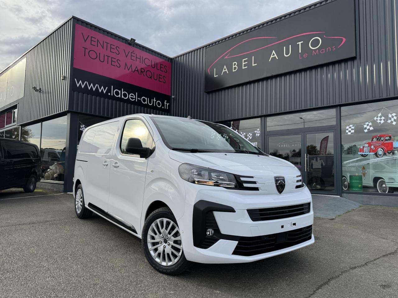 PEUGEOT Expert M 2.0 BlueHDi - 145 S&S - BV EAT8 III FOURGON Fourgon PHASE 2 - Furgón: foto 1 PEUGEOT Expert M 2.0 BlueHDi - 145 S&S - BV EAT8 III FOURGON Fourgon PHASE 2 - Furgón: foto 1