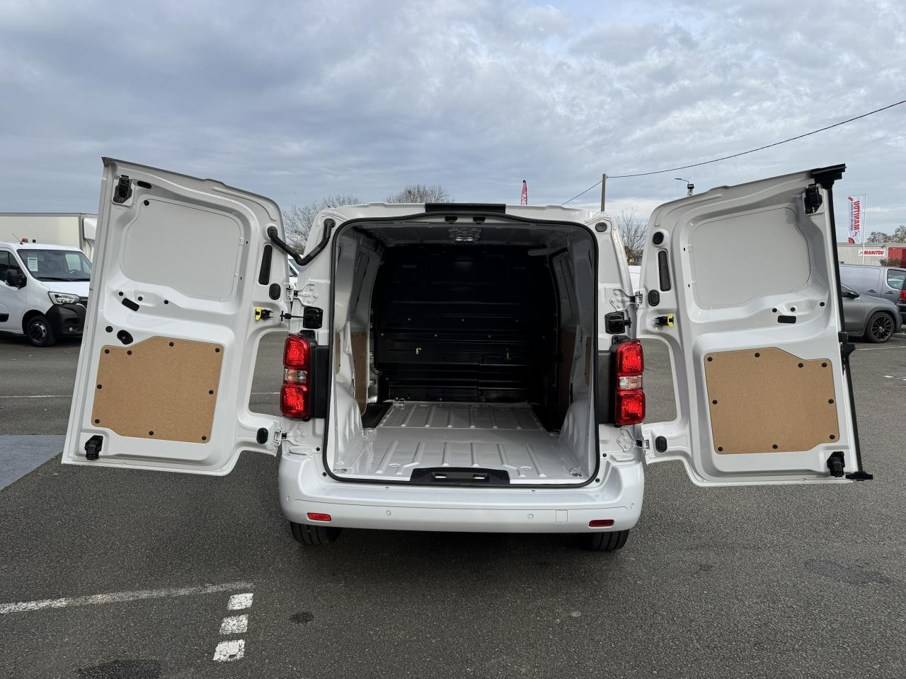 PEUGEOT Expert M 2.0 BlueHDi - 145 S&S - BV EAT8 III FOURGON Fourgon PHASE 2 - Furgón: foto 3 PEUGEOT Expert M 2.0 BlueHDi - 145 S&S - BV EAT8 III FOURGON Fourgon PHASE 2 - Furgón: foto 3