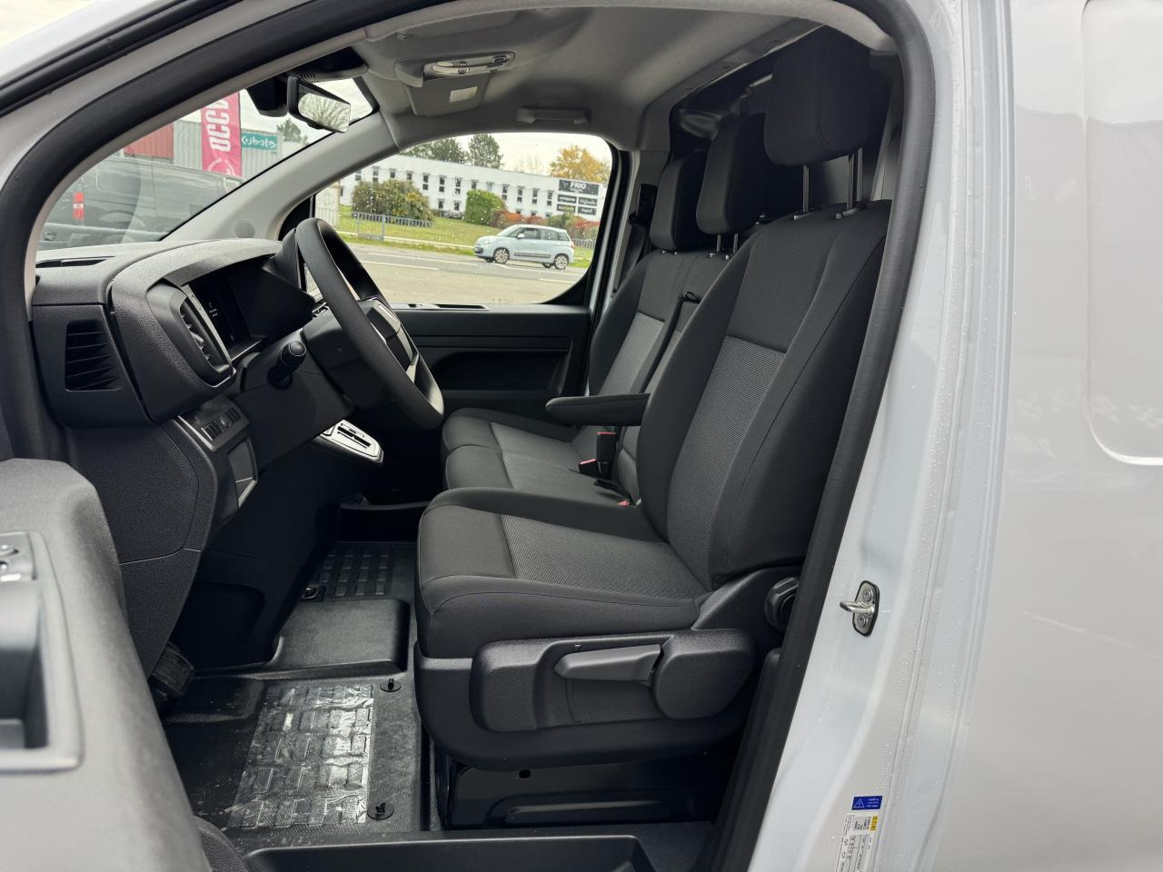 PEUGEOT Expert M 2.0 BlueHDi - 145 S&S - BV EAT8 III FOURGON Fourgon PHASE 2 - Furgón: foto 5 PEUGEOT Expert M 2.0 BlueHDi - 145 S&S - BV EAT8 III FOURGON Fourgon PHASE 2 - Furgón: foto 5