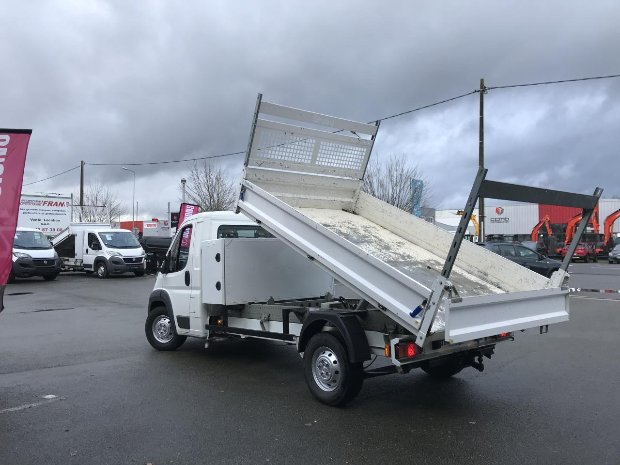 Peugeot Boxer ASPHALT 335 L3 2.2 BlueHDi S&S - 165 III CHASSIS CABINE BENNE COFFRE - Furgoneta basculante: foto 4 Peugeot Boxer ASPHALT 335 L3 2.2 BlueHDi S&S - 165 III CHASSIS CABINE BENNE COFFRE - Furgoneta basculante: foto 4