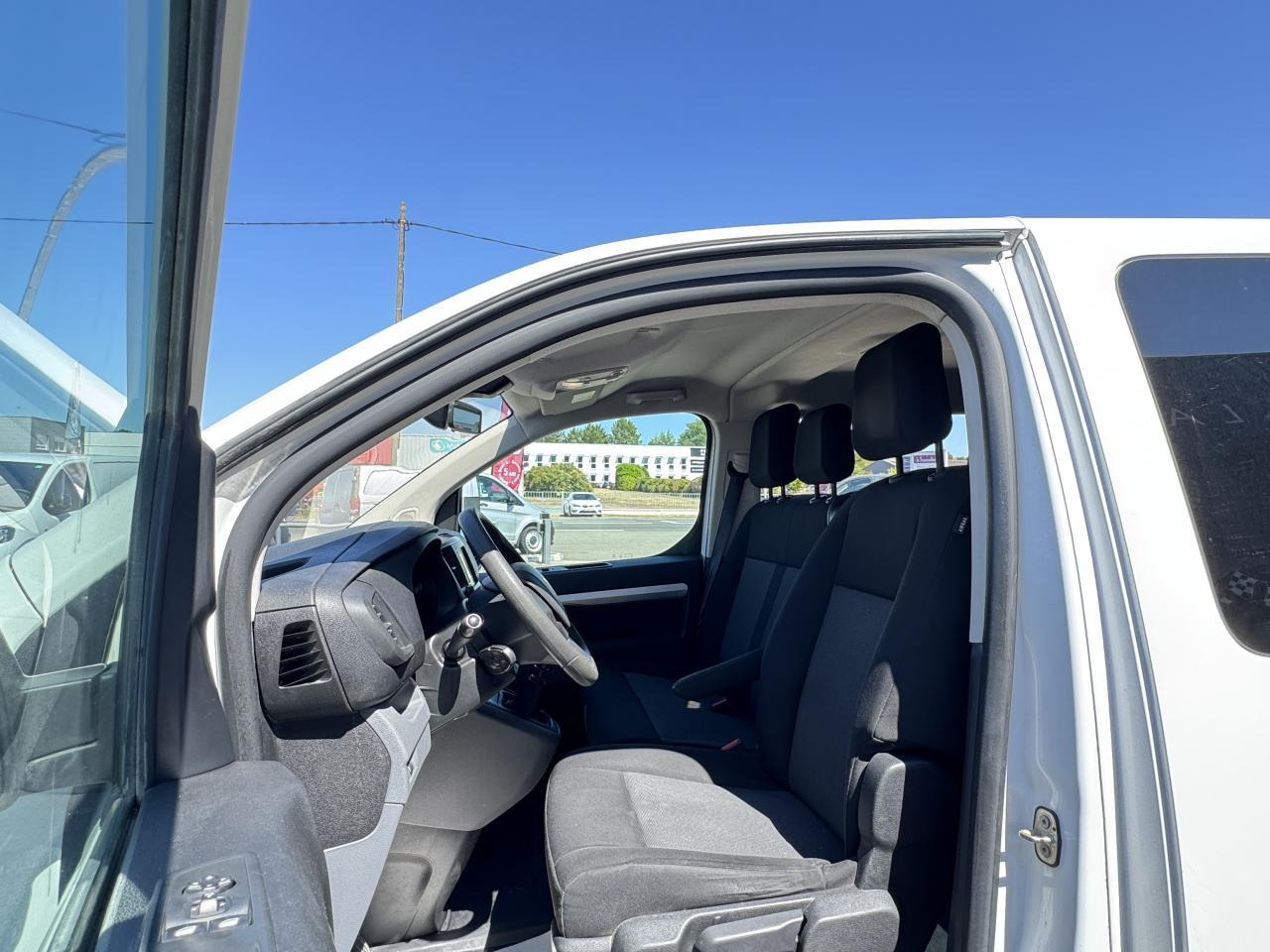 Peugeot Expert Standard 2.0 BlueHDI 150 S&S CABINE APPROFONDIE 6 PLACES - Furgoneta combi: foto 4 Peugeot Expert Standard 2.0 BlueHDI 150 S&S CABINE APPROFONDIE 6 PLACES - Furgoneta combi: foto 4