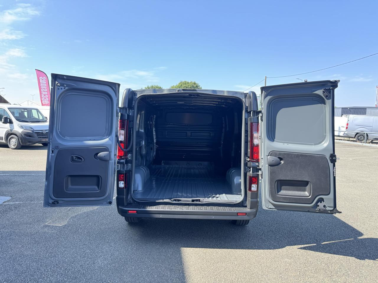 Renault Trafic L2H1 3T 2.0 BLUE DCI 170CH ADVANCE CARPLAY CAM - Furgón: foto 2 Renault Trafic L2H1 3T 2.0 BLUE DCI 170CH ADVANCE CARPLAY CAM - Furgón: foto 2