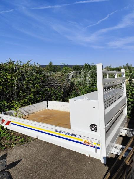 Plateau acier 3120 x 2000 x 330 mm utiles Ridelles acier + Coffre Acier dos cabine 1850 x 600 x 880(ht) mm - Herramienta/ Equipo: foto 1 Plateau acier 3120 x 2000 x 330 mm utiles Ridelles acier + Coffre Acier dos cabine 1850 x 600 x 880(ht) mm - Herramienta/ Equipo: foto 1