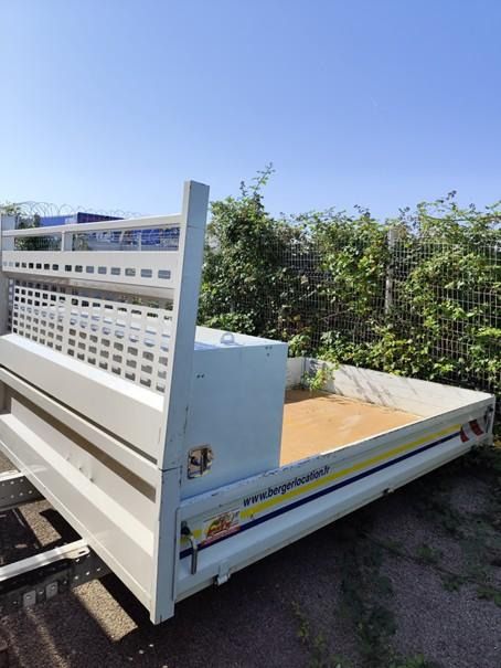 Plateau acier 3120 x 2000 x 330 mm utiles Ridelles acier + Coffre Acier dos cabine 1850 x 600 x 880(ht) mm - Herramienta/ Equipo: foto 2 Plateau acier 3120 x 2000 x 330 mm utiles Ridelles acier + Coffre Acier dos cabine 1850 x 600 x 880(ht) mm - Herramienta/ Equipo: foto 2