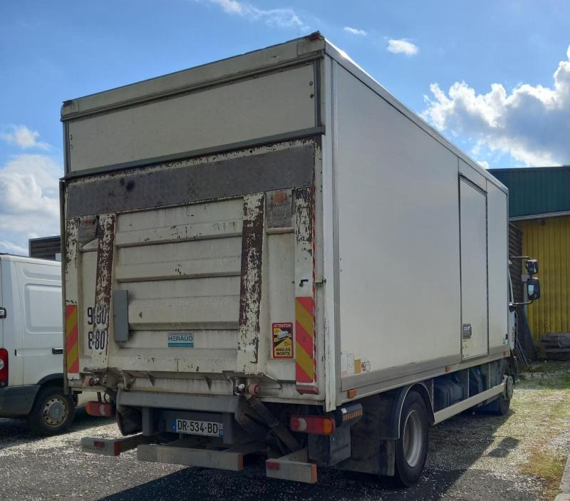 Renault D 4X2 180cv - Camión caja cerrada: foto 3 Renault D 4X2 180cv - Camión caja cerrada: foto 3