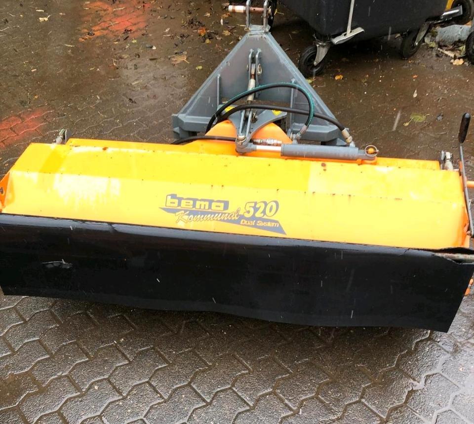 Bemo Dual 520 Typ 1550 Kehrmaschine Kehrbesen für Kleintraktor Iseki Kubota Fendt - Barredora cucharón: foto 2 Bemo Dual 520 Typ 1550 Kehrmaschine Kehrbesen für Kleintraktor Iseki Kubota Fendt - Barredora cucharón: foto 2